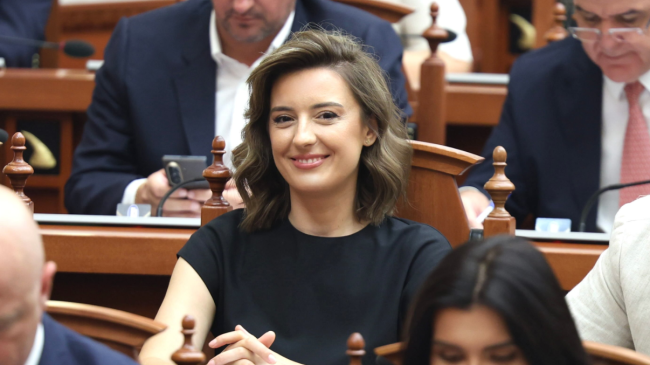 Daja i zegjines plagos me çekiç ish-vjehrrin&hellip;