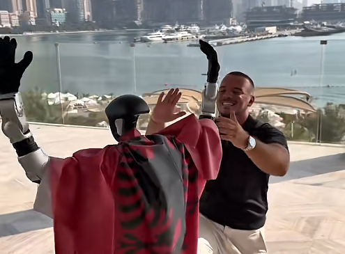 Roboti kërcen valle shqiptare në Dubai