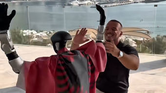 Roboti kërcen valle shqiptare në Dubai