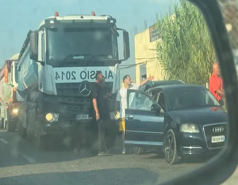 “Drejtuesi i “Audit” përplas kamionin dhe më&hellip;