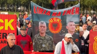 Qindra shqiptarë zbarkojnë në Hagë, presin lirinë&hellip;