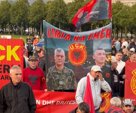 Qindra shqiptarë zbarkojnë në Hagë, presin lirinë&hellip;