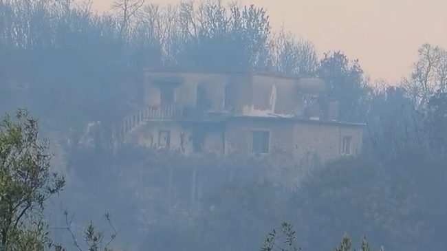 Zjarri masiv në Himarë/ 6 banesa të&hellip;