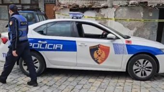 Qëlloi me armë zjarri para banesës së&hellip;