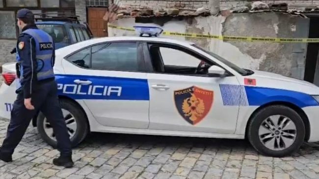Qëlloi me armë zjarri para banesës së&hellip;