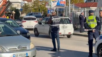 Makina përplas të moshuarën fierake në anë&hellip;