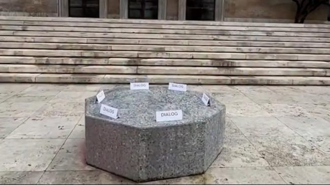 Rama shtron sërish tryezën e betonit për&hellip;