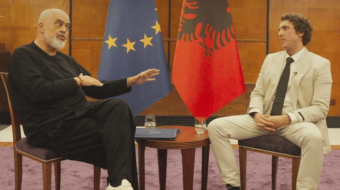Gazetari amerikan e pyeti për korrupsionin dhe&hellip;