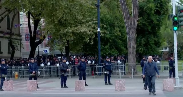 Protesta para Kuvendit, policia ‘blindon’ zonën përreth