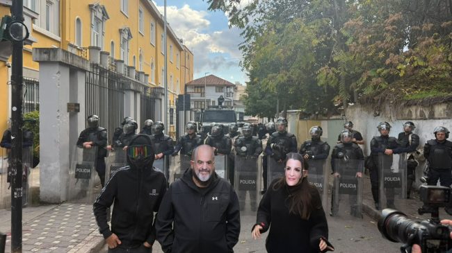 Të rinjtë protestues maskohen si Belinda Balluku&hellip;