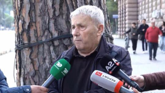Hiqet pllaka përkujtimore e Aleks Nikës, xhaxhai:&hellip;