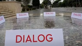Rama vijon me tavolinën e betonit dhe&hellip;