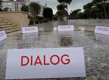 Rama vijon me tavolinën e betonit dhe&hellip;