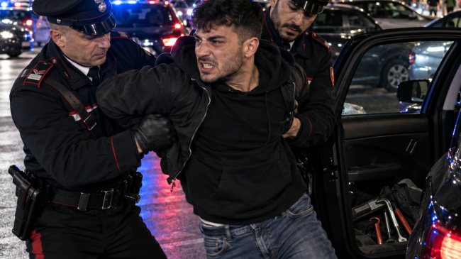 Tentoi të arratisej dhe goditi dy karabinierë,&hellip;