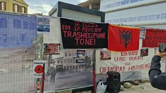 Vlonjatët protestojnë kundër muzeut hebraik: Mos na&hellip;