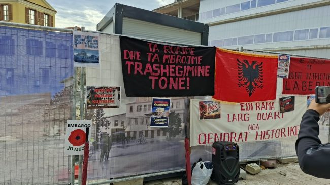 Vlonjatët protestojnë kundër muzeut hebraik: Mos na&hellip;