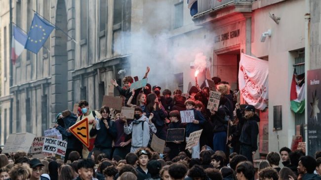 Protestat në Francë: Mbi 1 mijë të&hellip;