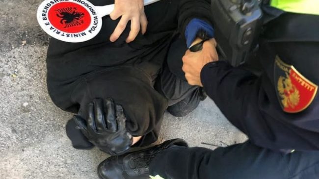 5 policë të maskuar dhe armatosur i&hellip;