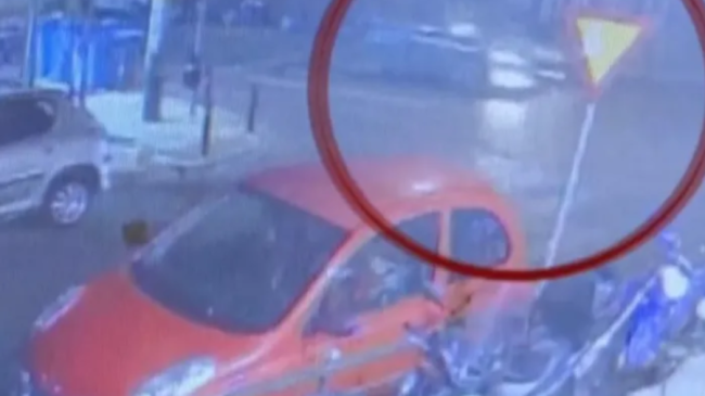 Shqiptari përplaset me motorin në Athinë, humb&hellip;