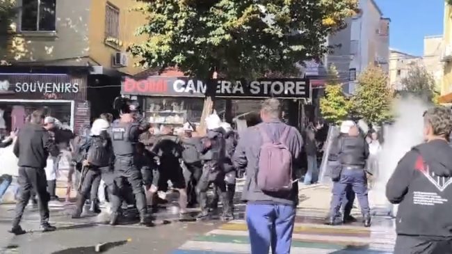 Përplasje të forta para Ministrisë, policia godet&hellip;