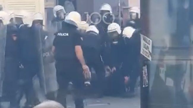 Policët ndjekin me vrap protestuesin dhe e&hellip;