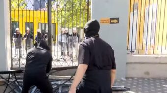 Përshkallëzohet protesta, studentët shkulin kangjellat para Ministrisë