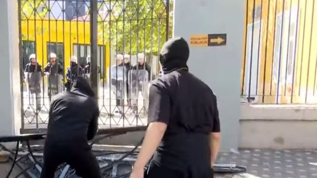 Përshkallëzohet protesta, studentët shkulin kangjellat para Ministrisë