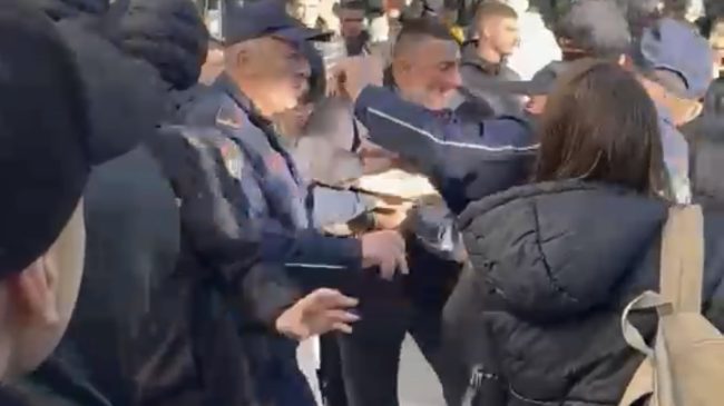 Përplasje mes nxënësve të “Petro Ninit” me&hellip;
