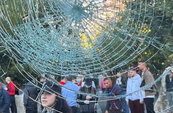 Protestat ndalin autobusët në Tiranë, dëmet llogariten&hellip;