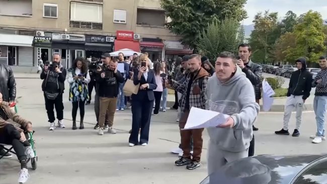 I riu në Korçë përballet me policët:&hellip;