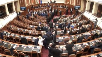 Nis teatri në Kuvend, grushta e të&hellip;