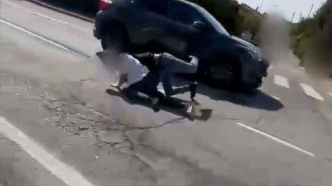 Nxënësit shqiptarë rrihen në derë të shkollës,&hellip;