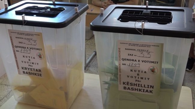 Dekretohet data e zgjedhjeve vendore, shqiptarët votojnë&hellip;
