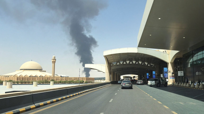 Rebelët Houthi sulmojnë me raketa aeroportin e&hellip;