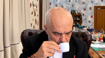 Vendi në protesta, Rama pi kafe serbes&hellip;
