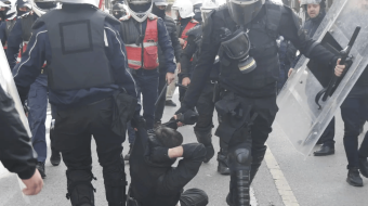 U arrestuan dhunshëm nga policia në protestë,&hellip;