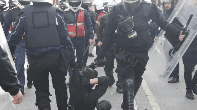 U arrestuan dhunshëm nga policia në protestë,&hellip;