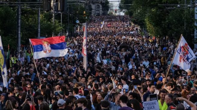Studentët në Serbi kërkojnë dorëheqjen e drejtuesve&hellip;