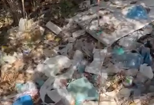 Mbeturina pranë rrugës që të çon te&hellip;