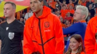 Van Dijk feston 100 ndeshje me Holandën,&hellip;