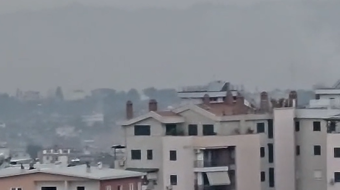Qielli gri mbi Tiranë/ Smogu mbulon pallatet&hellip;