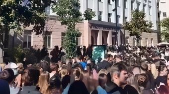 Studentët thyejnë derën e FSHN dhe i&hellip;