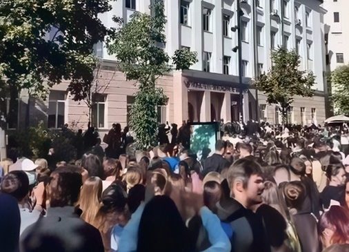 Studentët thyejnë derën e FSHN dhe i&hellip;