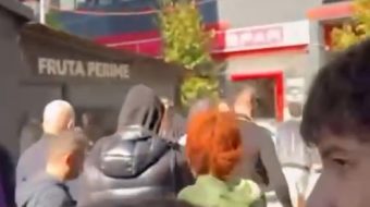 Studentët largojnë deputetët e PD nga protesta