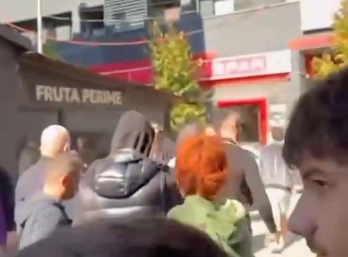 Studentët largojnë deputetët e PD nga protesta