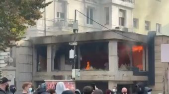 Protestuesit i vënë flakën filialit të Iute&hellip;