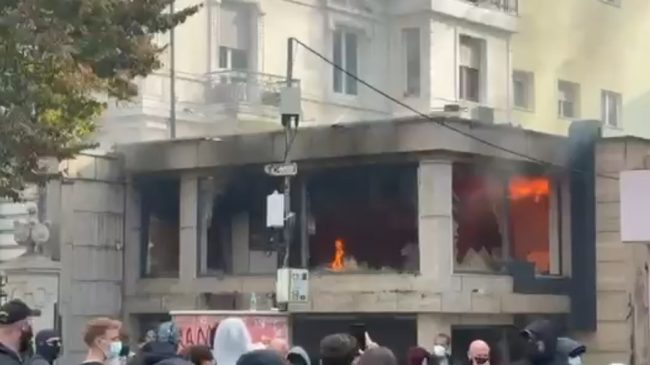 Protestuesit i vënë flakën filialit të Iute&hellip;