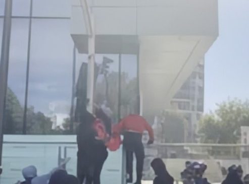Protestuesit çmontojnë kamerat dhe semaforët te sheshi&hellip;