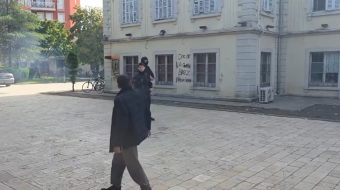 Plas revolta dhe në Shkodër, thyhen xhamat&hellip;