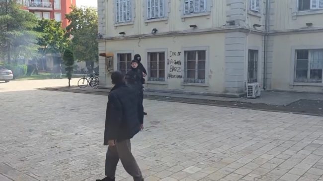 Plas revolta dhe në Shkodër, thyhen xhamat&hellip;